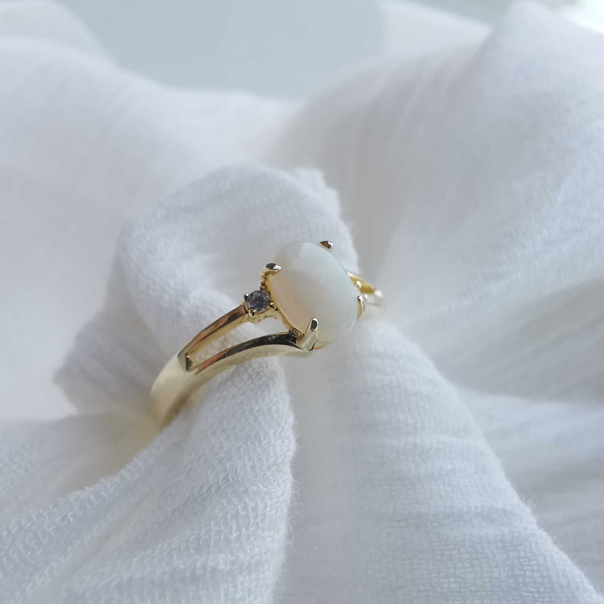 Real australian white opal ring, gold, size US 7
