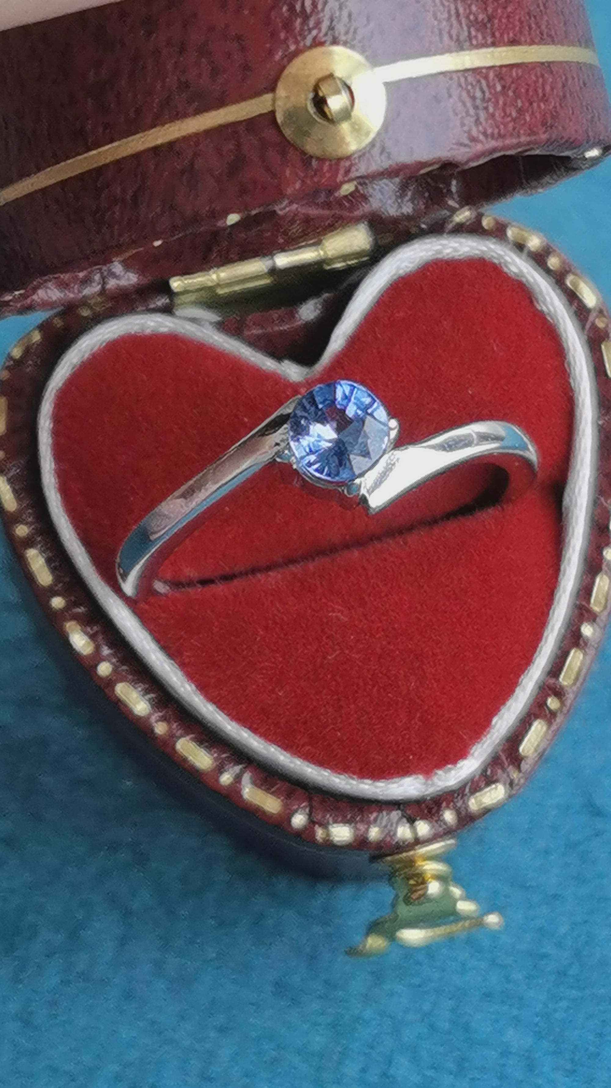 Simple Twist Sapphire Ring in 18K White Gold