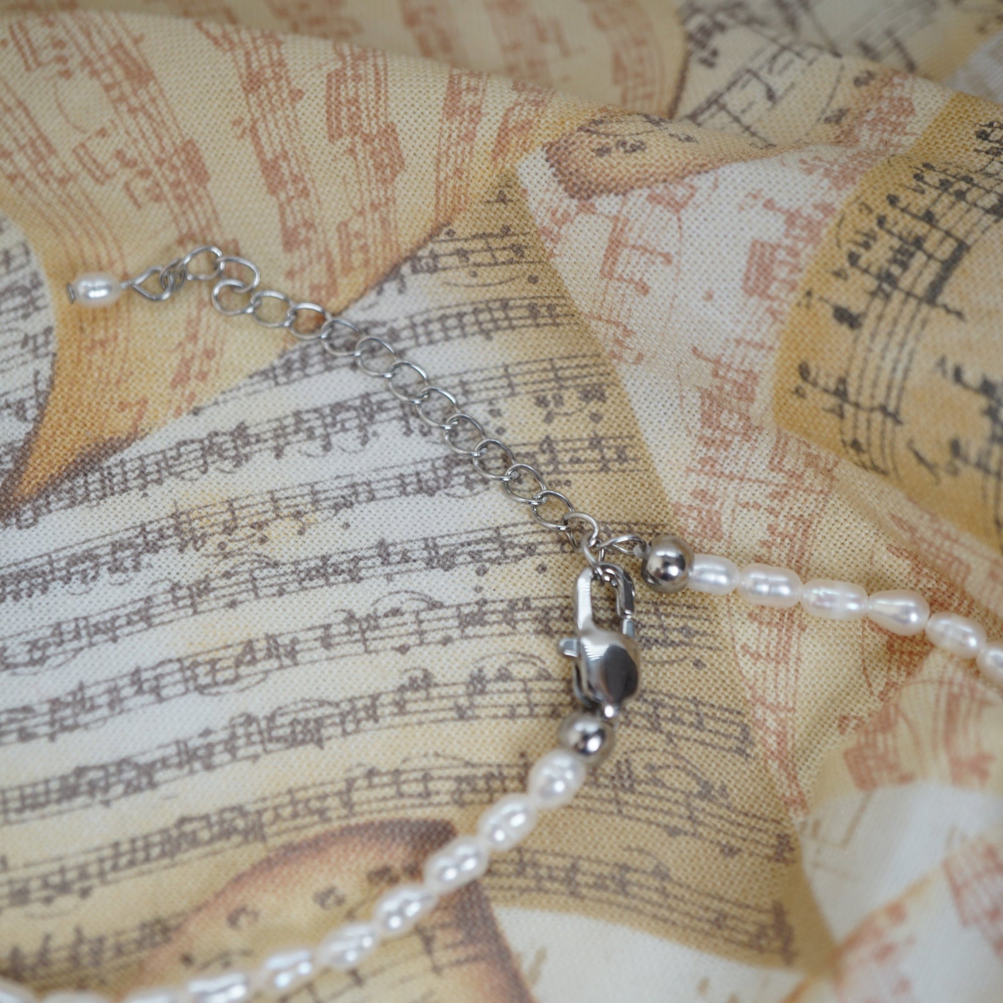 Elegant simple pearl necklace