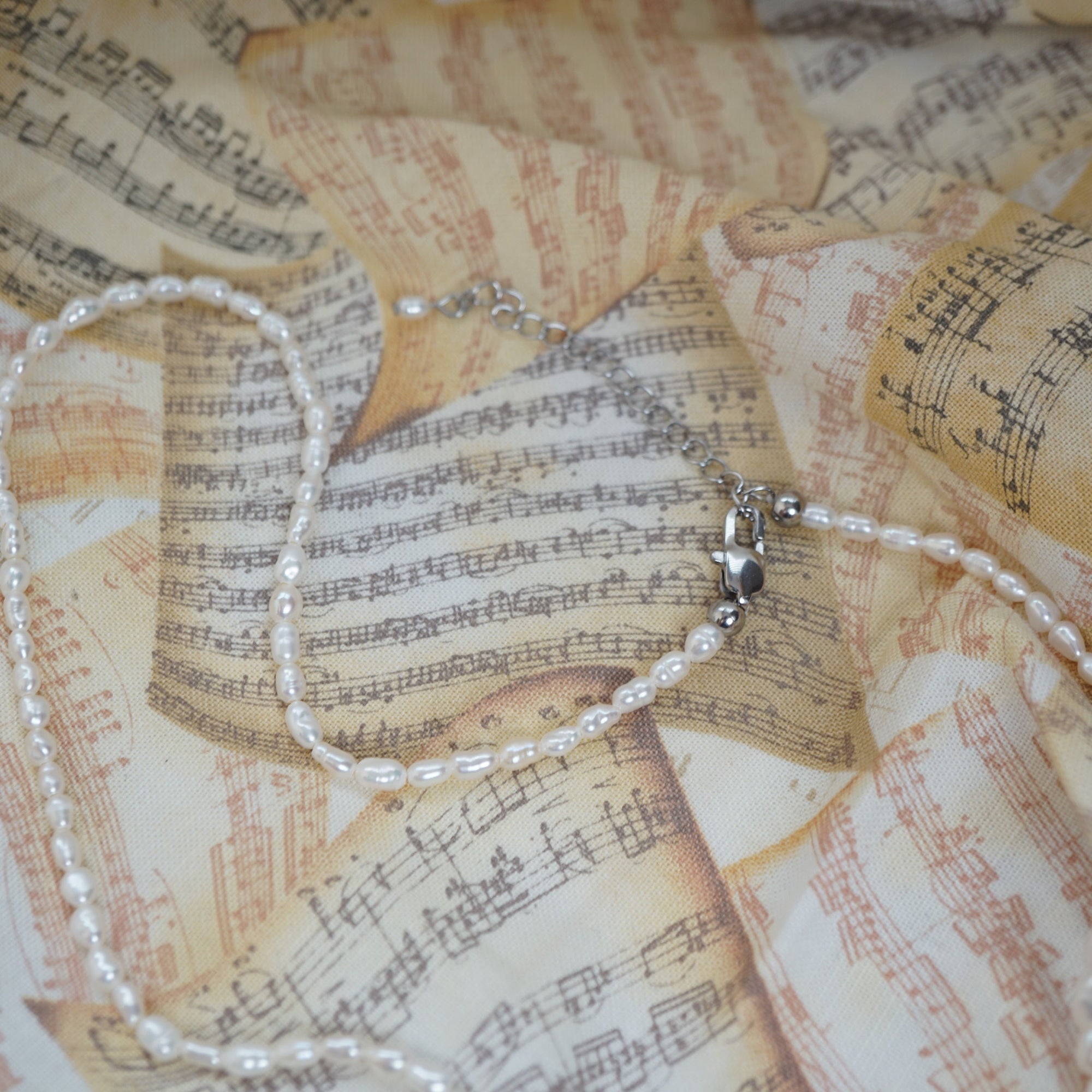 Elegant simple pearl necklace